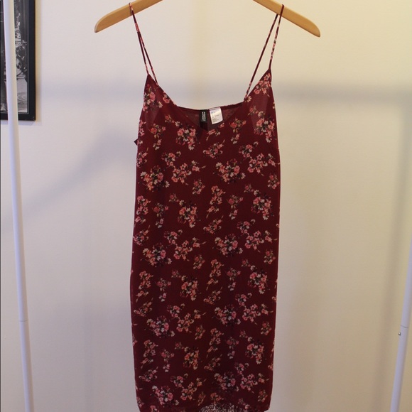 Red mini dress with flowers on it - Picture 3 of 3